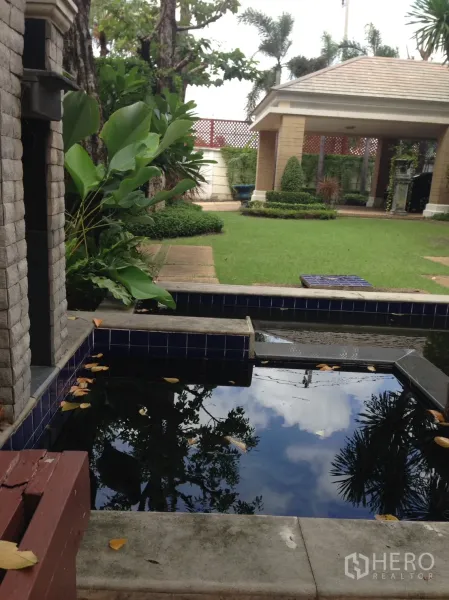บ้าน ให้เช่าหรือขายในSuan Luang, Bangkok - สนามหญ้าหลังบ้านพร้อมศาลาพักผ่อนและบ่อสะท้อนน้ำกระเบื้องสีน้ำเงิน