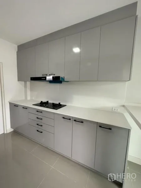 Townhouse for rent in Bang Phli, Samut Prakan - Cooking zone with gas hobs, long countertop and storage.