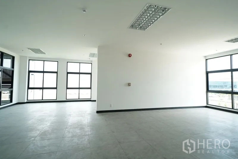 货栈 出租在Khlong Luang, Pathum Thani - 明亮两层办公室，落地窗、瓷砖地面与嵌入式灯具