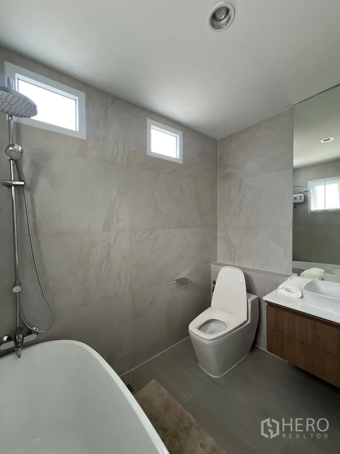 Detached House for rent in Mueang Samut Prakan, Samut Prakan - Upstairs landing with doors to rooms and view of bathroom.