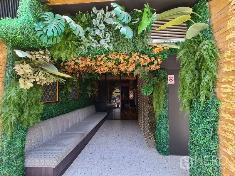 Retail Space for rent in Bang Rak, Bangkok - Lush entrance tunnel featuring a vertical garden and a long built-in bench.