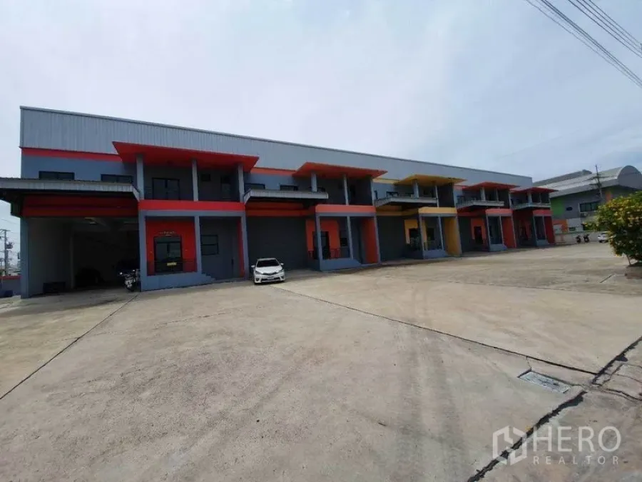 Factory for rent in Mueang Samut Sakhon, Samut Sakhon - Wide driveway and parking apron in front of contemporary factory buildings for easy truck access.