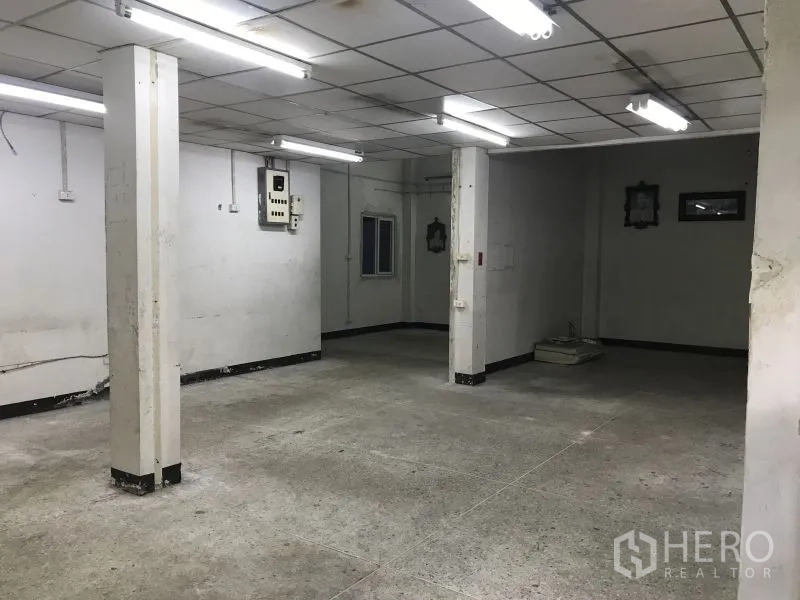 Factory for rent or sale in Krathum Baen, Samut Sakhon - Ground floor utility room with columns, fluorescent lighting and electrical control panel.