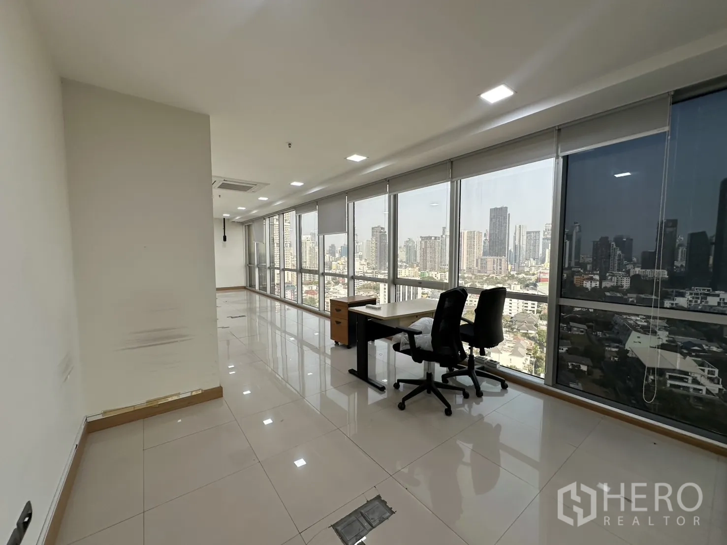 办公空间 出租 - 临窗两把椅子的工作位，面向城市天际线