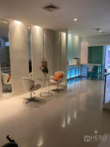 Home Office for rent in Wang Thonglang, Bangkok - Lobby lounge with glossy tile flooring, accent mirrors and recessed lighting.