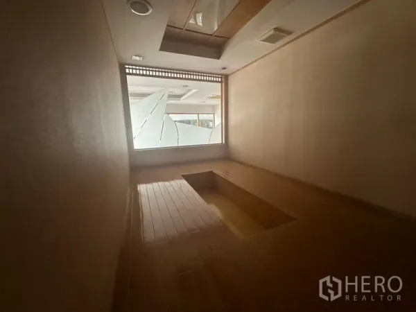 Retail Space for rent in Bang Rak, Bangkok - Compact tatami-style room with recessed floor and frosted window panels.