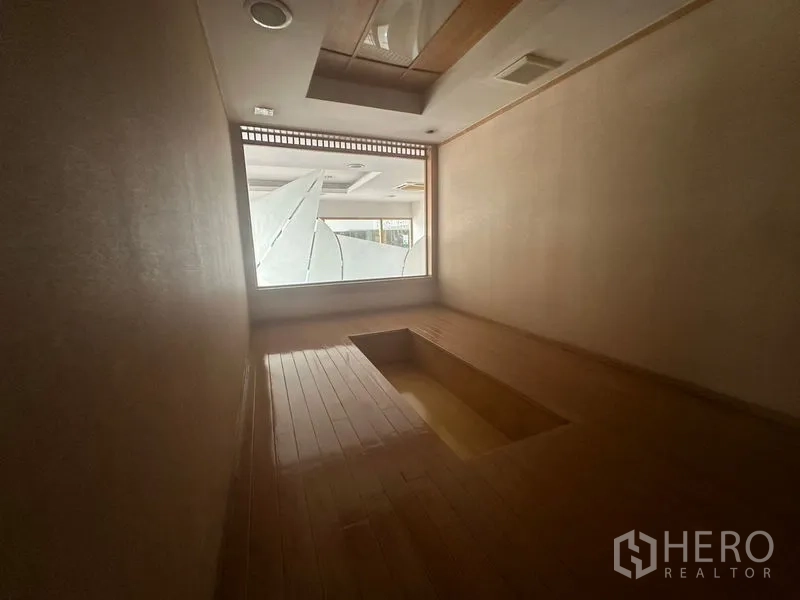 Retail Space for rent in Bang Rak, Bangkok - Compact tatami-style room with recessed floor and frosted window panels.