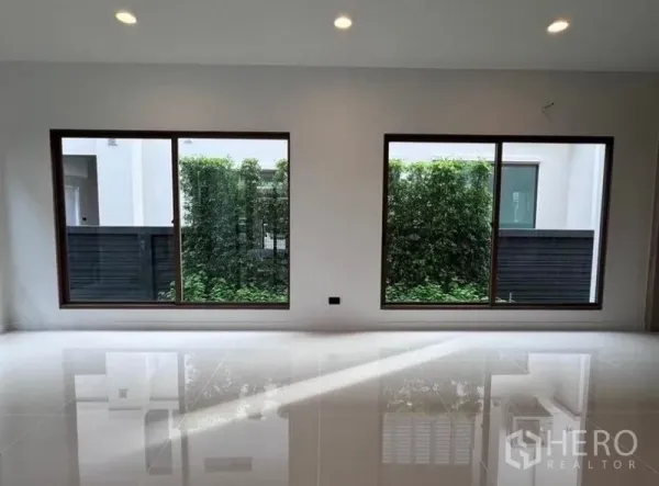 Detached House for rent in Bang Kapi, Bangkok - Wide sliding windows looking out to a private hedge-lined garden.