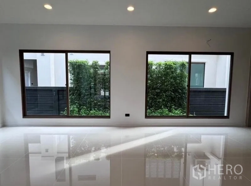 Detached House for rent in Bang Kapi, Bangkok - Wide sliding windows looking out to a private hedge-lined garden.