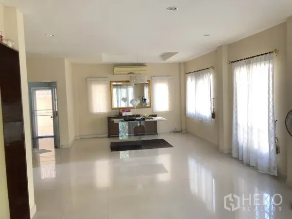 Detached House for rent or sale in Bang Kapi, Bangkok - Spacious dining and living space with multiple windows and natural light.