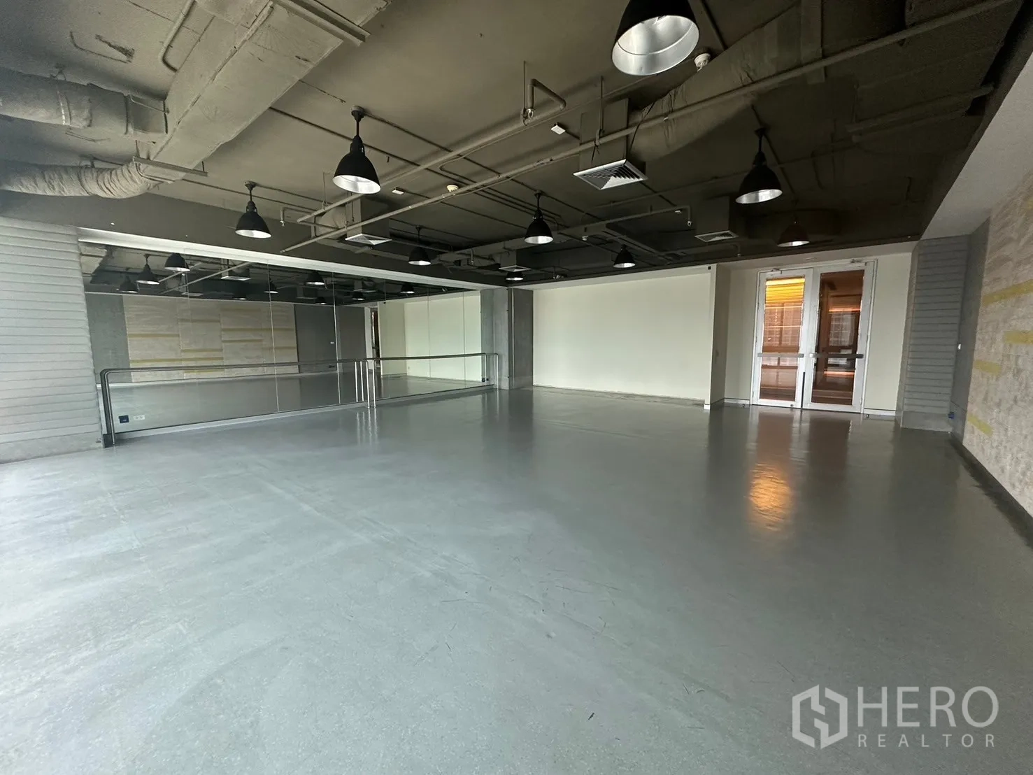 Office Space for rent in Khlong Toei, Bangkok - Spacious multipurpose hall featuring a mirror wall, rail and double doors.
