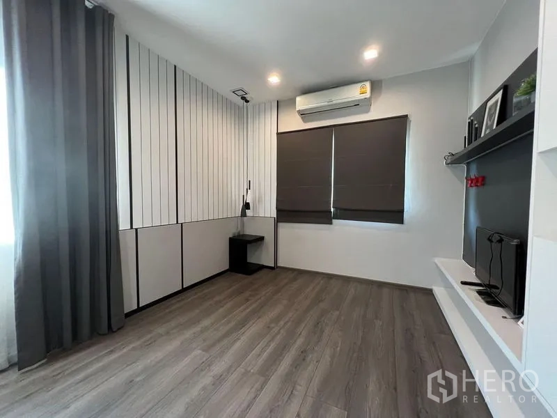 Detached House for sale - Bright secondary bedroom or media room with air-conditioning, built-in shelving and blackout blinds.