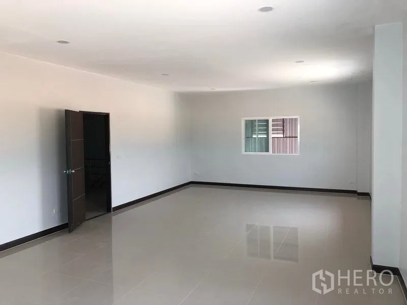 Factory for rent or sale in Bang Len, Nakhon Pathom - Large open-plan office space with glossy tile flooring, window and downlights.