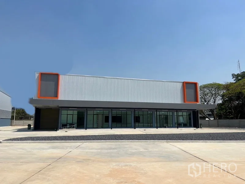 Warehouse for rent in Bang Phli, Samut Prakan - Front view of new warehouse unit with large glass frontage and wide concrete yard