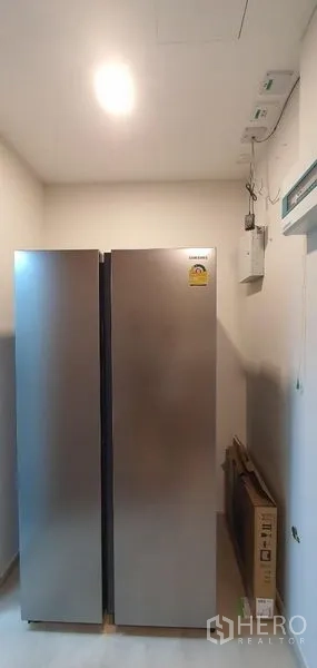 Detached House for rent - Utility room featuring a large double-door refrigerator.