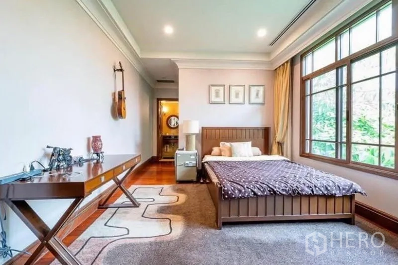 Detached House for rent in Khlong Toei, Bangkok - Cozy guest bedroom with big window, study desk and en-suite entrance.