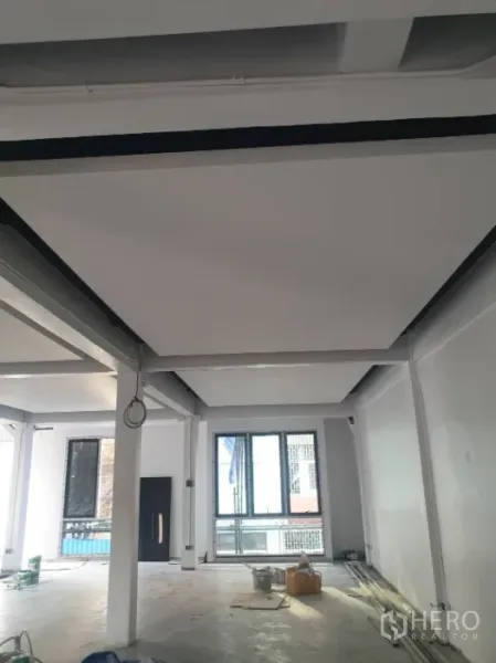 办公空间 出租在Khlong Toei, Bangkok - 高天花的開放辦公層，立柱與大窗戶採光充足。