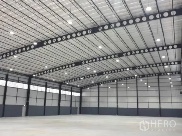 货栈 出租在Khlong Sam Wa, Bangkok - 拱形钢屋顶，圆孔梁与高位照明，整片无柱空间。