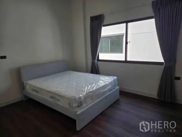 独立式住宅 出租在Bang Phli, Samut Prakan - 次卧，配床与灰色窗帘的大窗。