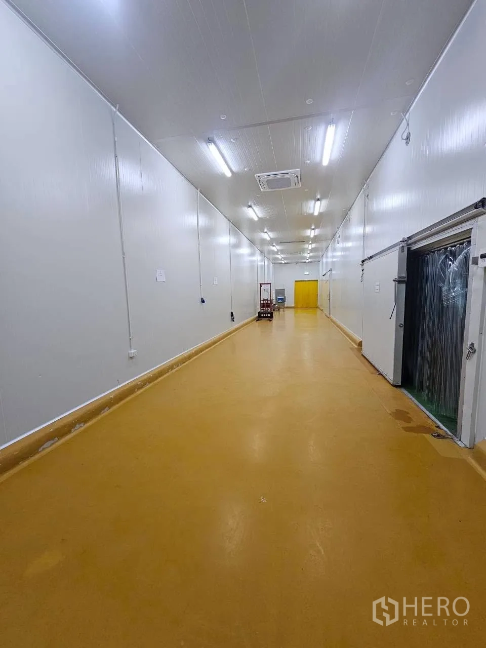Factory for rent in Mueang Samut Sakhon, Samut Sakhon - Clean processing room with yellow PU floor and ceiling lights.