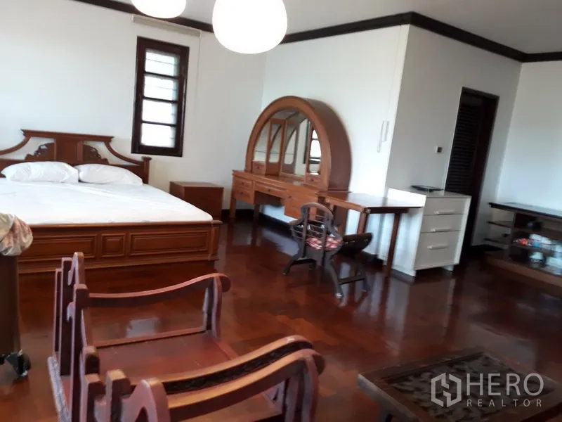 独立式住宅 出租在Bang Na, Bangkok - 大卧室，木质床、梳妆台与抛光木地板