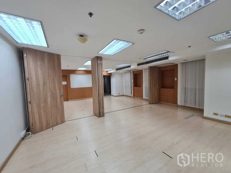Office Space for rent in Ratchathewi, Bangkok - Flexible office zone with folding partitions, wood doors and bright ceiling panels.