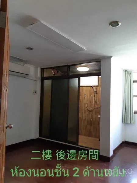 Townhouse for rent in Watthana, Bangkok - Bedroom with glass‑partitioned ensuite shower, window and air conditioner.