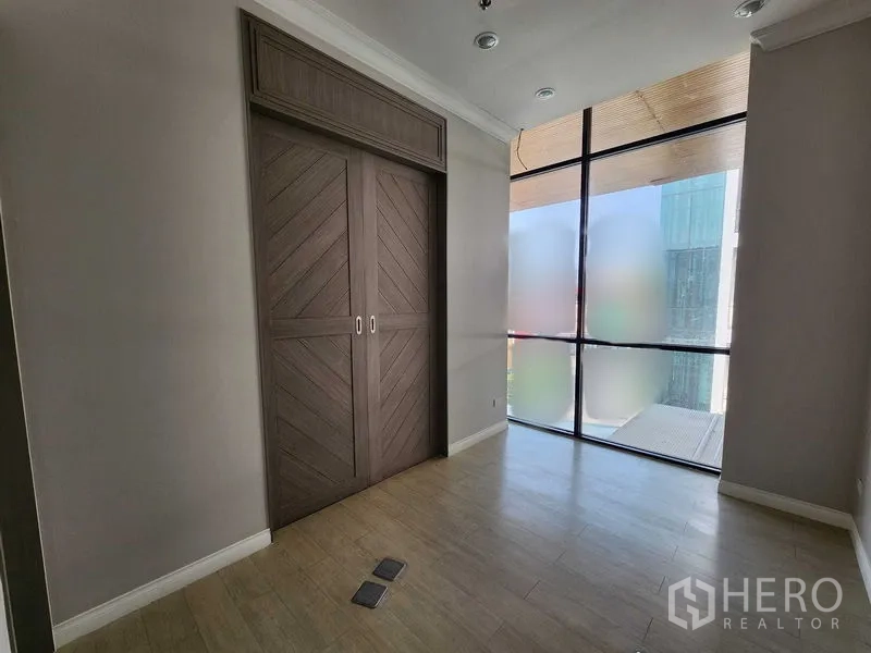 办公空间 出租在Yan Nawa, Bangkok - 私人办公室，高挑玻璃墙与木质推拉柜门。