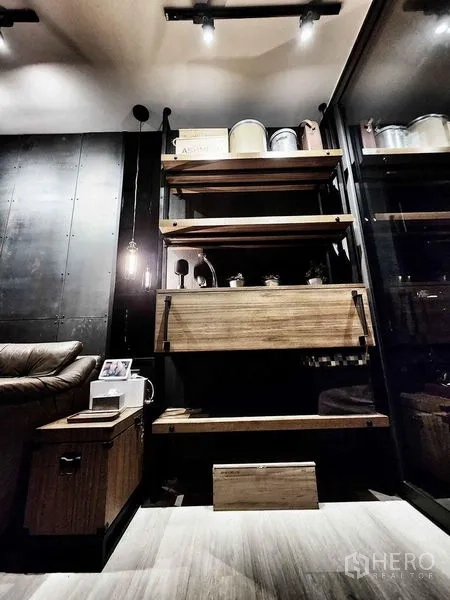 Condominium for sale in Pathum Wan, Bangkok - Floating wooden shelves with accent lighting in the living room.