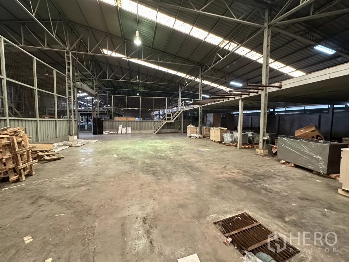 Warehouse for rent in Yan Nawa, Bangkok - Wide interior showing mesh partitions, high roof and extended mezzanine sections.