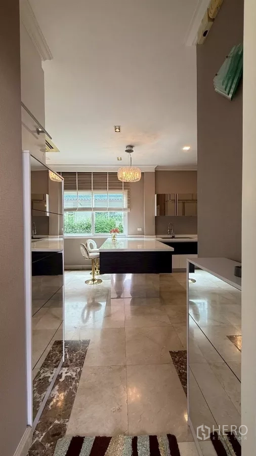 Detached House for rent or sale in Bang Phli, Samut Prakan - Entrance to Western kitchen with island and window overlooking greenery