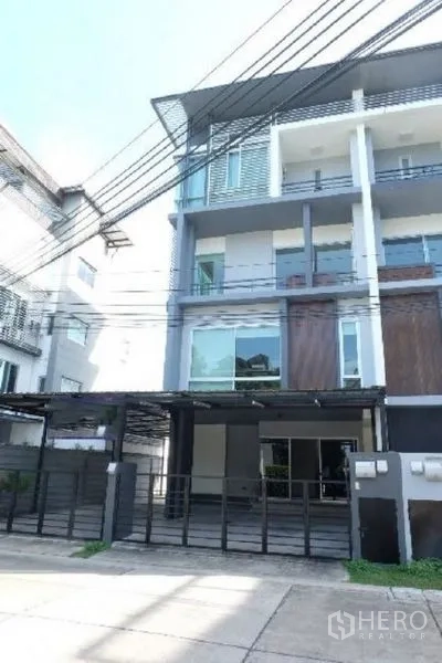 带办公室的家 出租在Wang Thonglang, Bangkok - 现代多层联排外立面，带阳台和车棚。