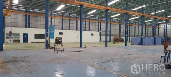 Factory for rent in Phra Pradaeng, Samut Prakan - Open production area with partitioned rooms inside the warehouse.