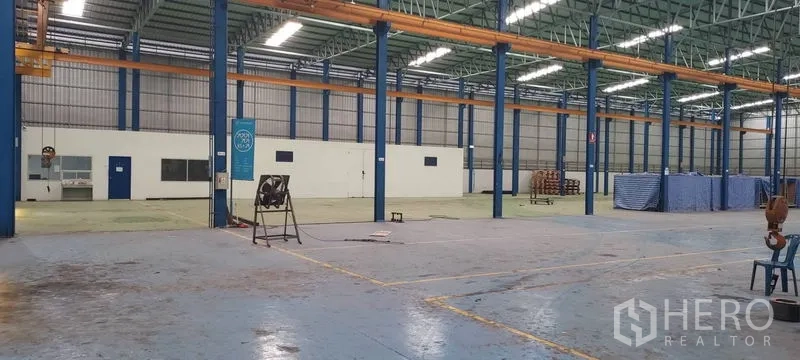Factory for rent in Phra Pradaeng, Samut Prakan - Open production area with partitioned rooms inside the warehouse.