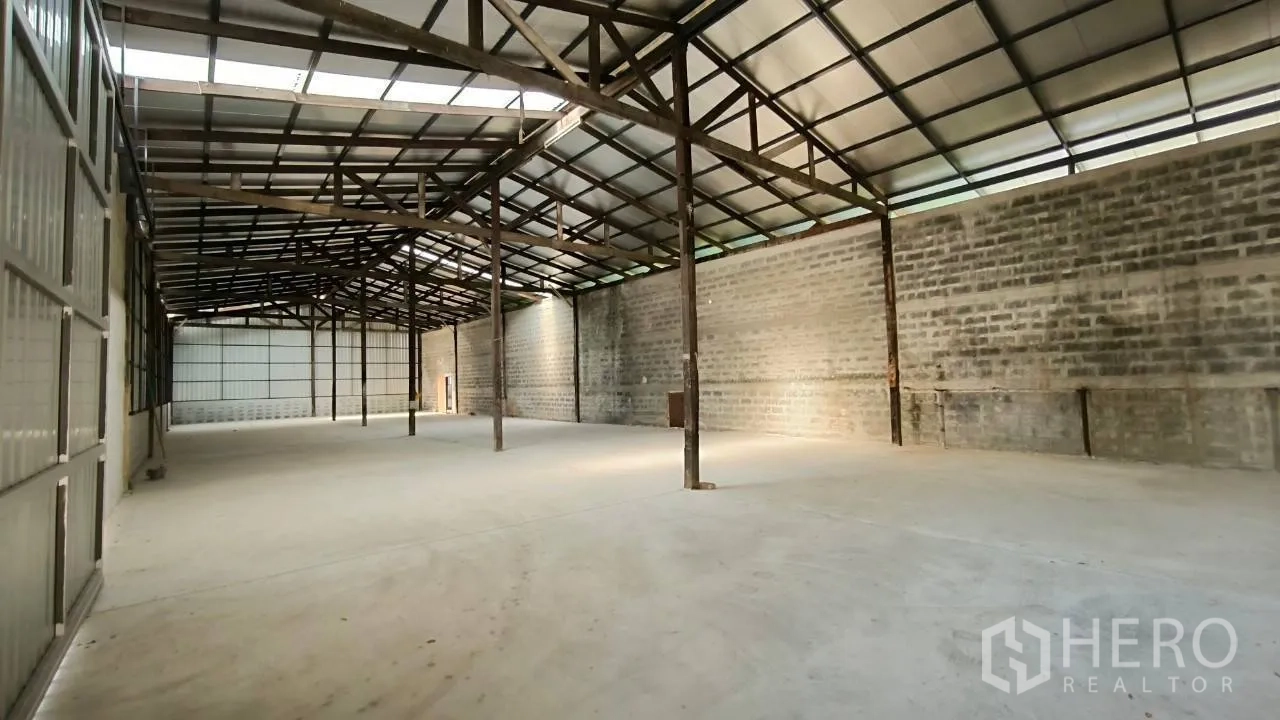 工厂 for rent in Mueang Samut Prakan, Samut Prakan - 室内大开间，砌块墙体与钢桁架屋顶，地面开阔。