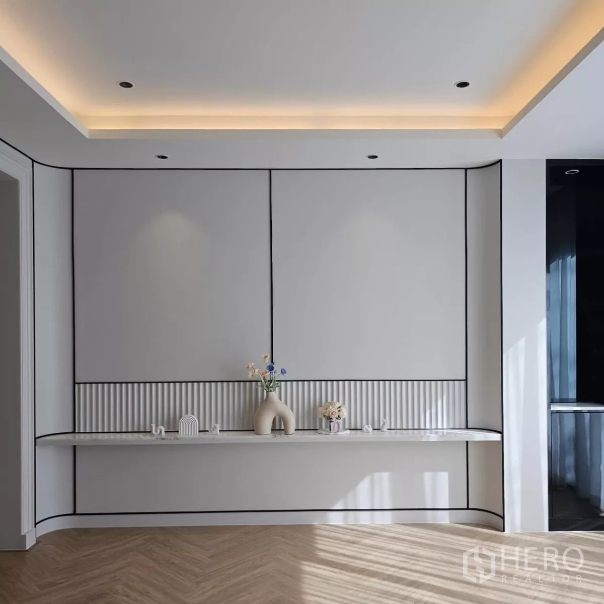 Detached House for rent in Bang Phli, Samut Prakan - Minimalist built-in console and panel wall with soft cove lighting.