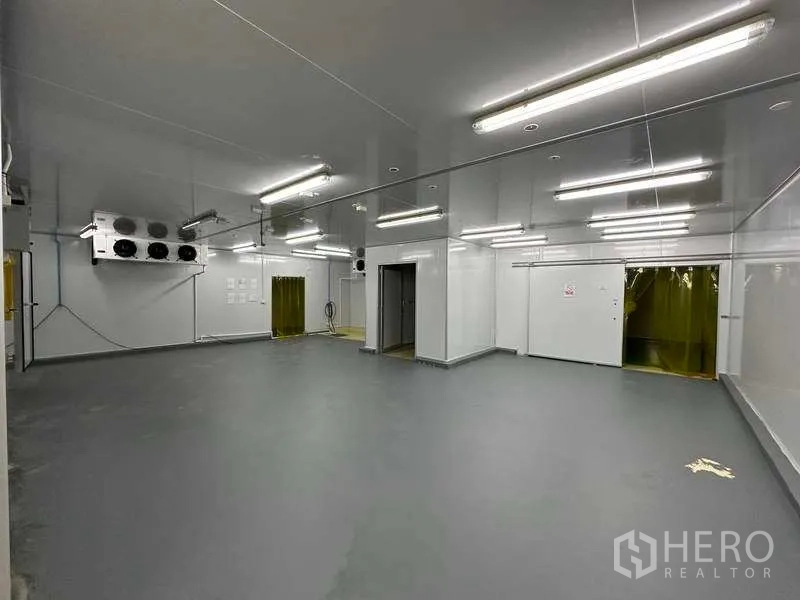 Warehouse for rent in Khlong Luang, Pathum Thani - Wide cleanroom space with integrated HVAC units and reflective ceiling panels.