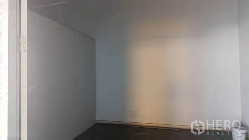 Warehouse for rent in Bang Phli, Samut Prakan - Another view of a small internal room with plain white walls.