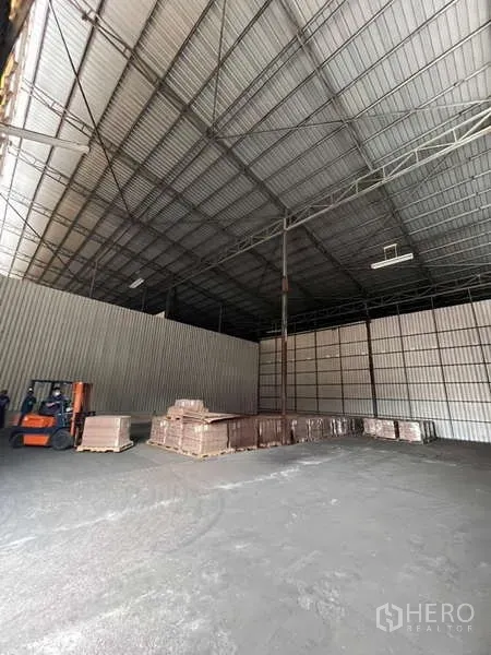 Warehouse for rent in Rat Burana, Bangkok - Wide clear-span warehouse zone with concrete floor and natural light panels.