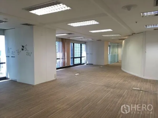 办公空间 出租在Chatuchak, Bangkok - 开放式工作区，地毯地面，落地窗采光充足，并设玻璃会议室。