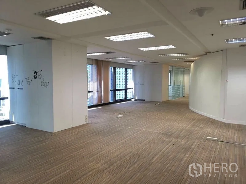 办公空间 出租在Chatuchak, Bangkok - 开放式工作区，地毯地面，落地窗采光充足，并设玻璃会议室。