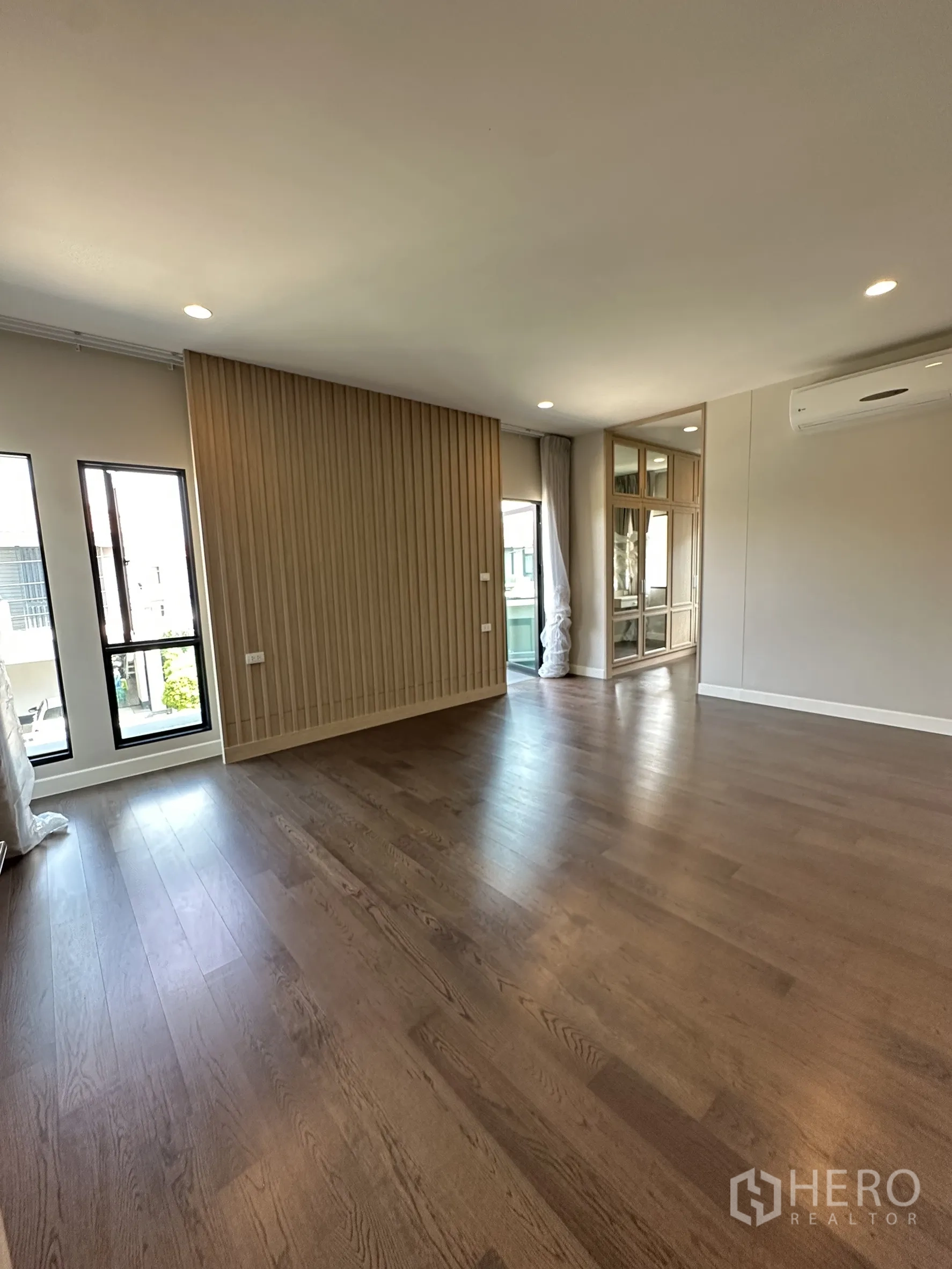 Detached House for sale in Lam Luk Ka, Pathum Thani - Another angle of the master bedroom showing AC, divider and ample floor space.