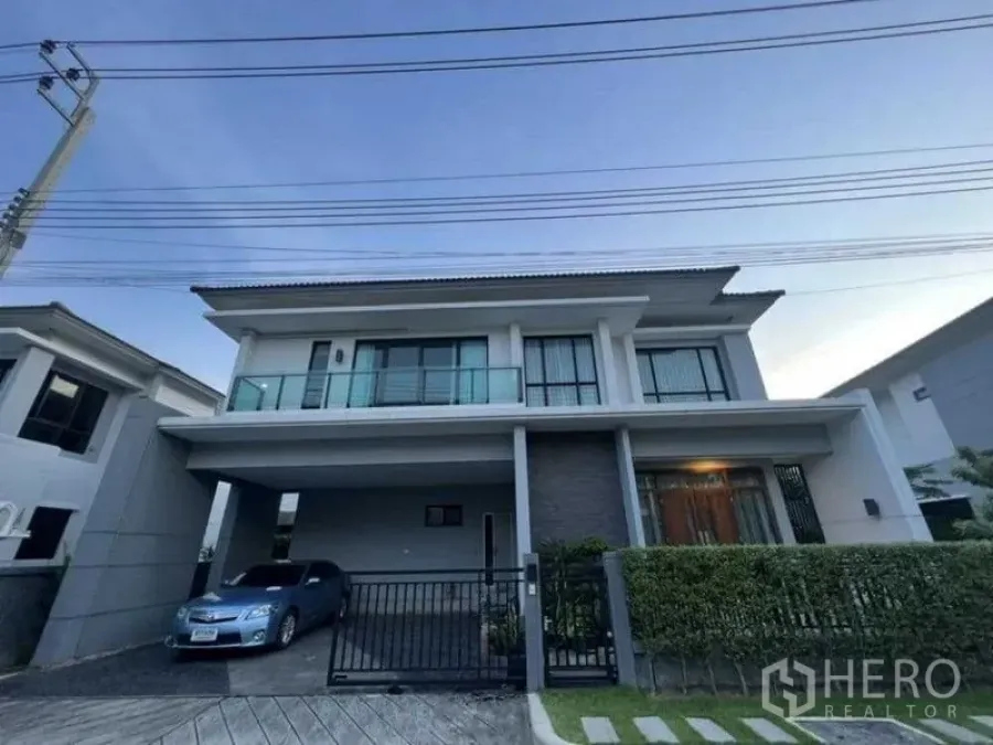 Detached House for rent in Mueang Nonthaburi, Nonthaburi - Two-storey detached house exterior with gated carport and balcony.