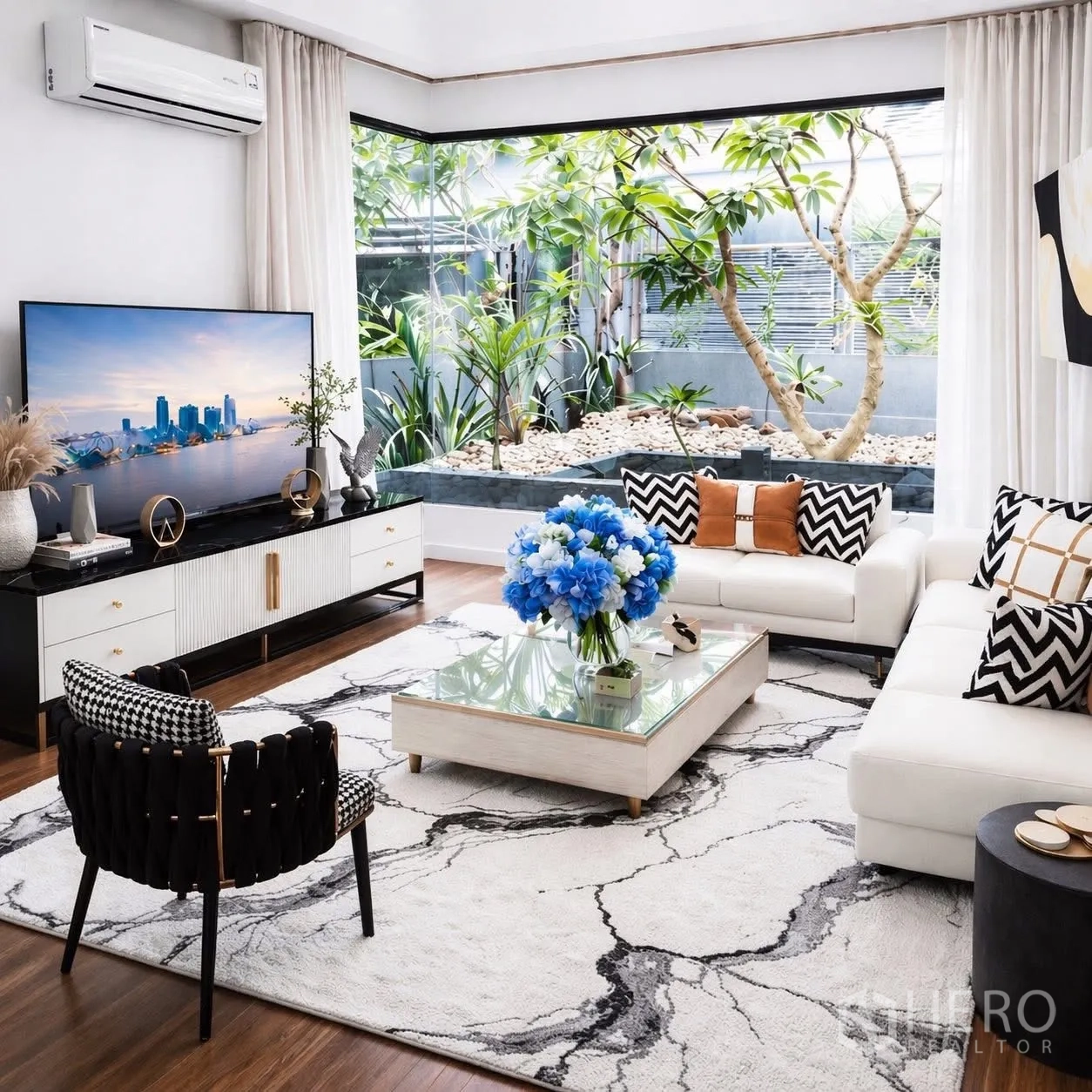 Detached House for rent in Suan Luang, Bangkok - Bright living room with white sofas, large corner windows and an indoor garden view.