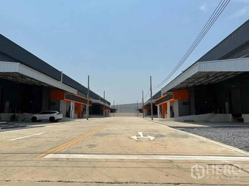 Warehouse for rent in Bang Phli, Samut Prakan - Wide internal road between warehouse blocks suitable for container trucks.