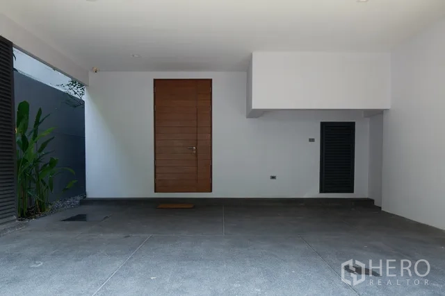 ทาวน์เฮาส์ ให้เช่าในWatthana, Bangkok - โรงจอดรถสองคัน ประตูทางเข้าไม้และช่องเก็บของ