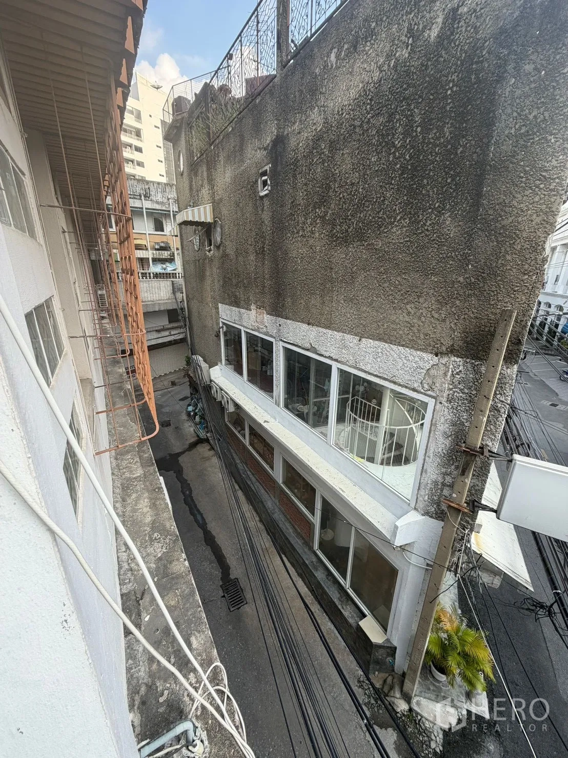ตึกแถว for rent in Watthana, Bangkok - มุมมองจากชั้นบนลงตรอกด้านหลังระหว่างอาคาร.