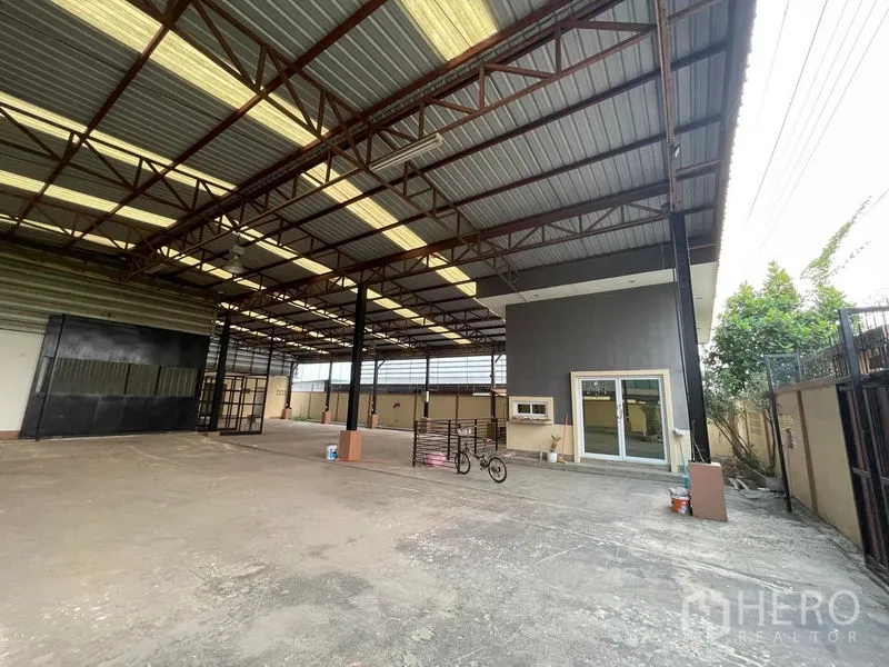 工厂 出租在Lat Lum Kaeo, Pathum Thani - 高挑钢结构屋顶的大型厂房，带采光带和办公室。
