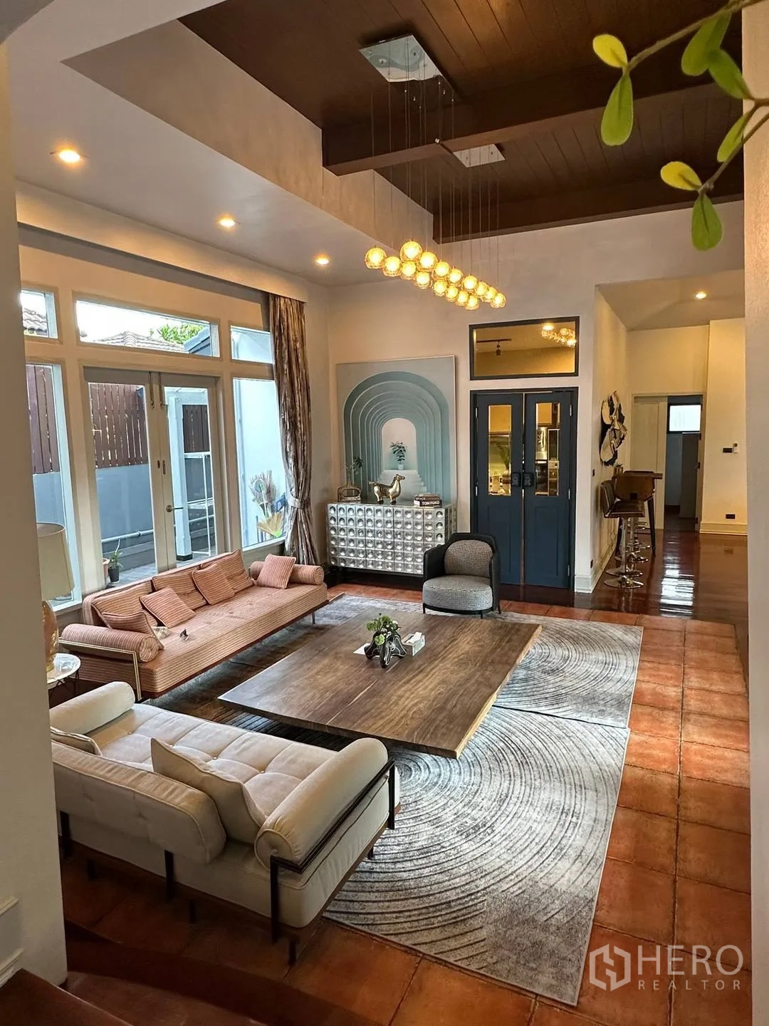 Detached House for rent in Watthana, Bangkok - Stylish living room with sofas, coffee table and statement ceiling lights.