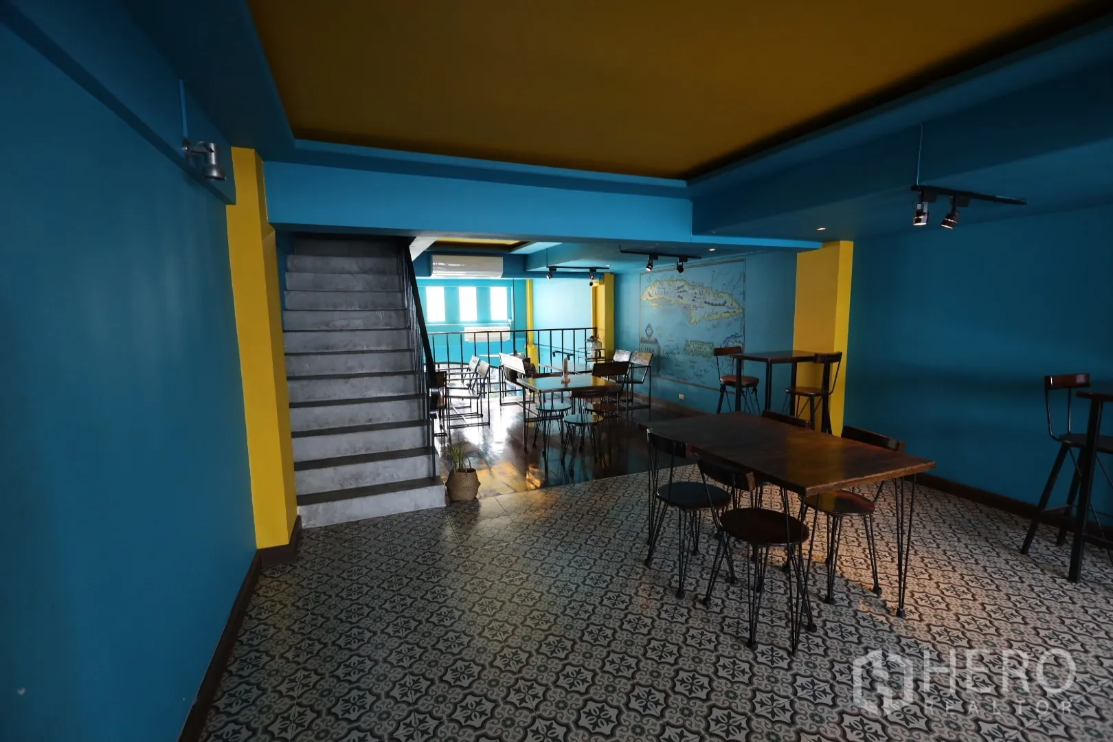 店屋 出租或出售在Khlong Toei, Bangkok - 二层就座区，楼梯与地图壁画，适合包场